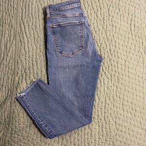 Lucky Brand low rise Lolita cropped skinny jeans. Size 10/30.